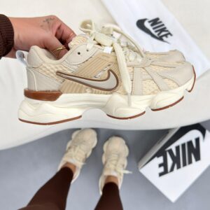 TÊNIS NIKE V2K RUN - BEGE/CARAMELO